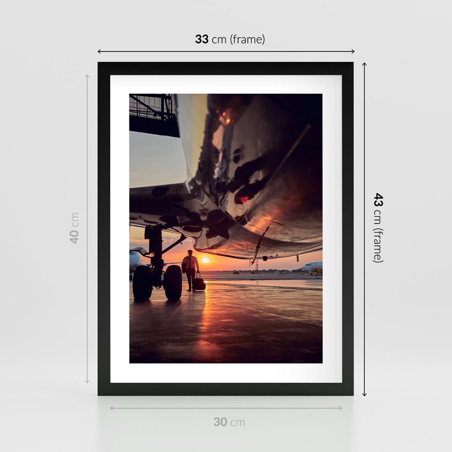 Plakat w ramie 30x40 - Podróż ku Zachodzącemu Słońcu - samolot, scena na lotnisku - rama czarna