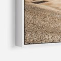 Obraz w ramie 120x80 - Refleksyjny taniec myśli - pustynny krajobraz, odcienie sepii - rama biała