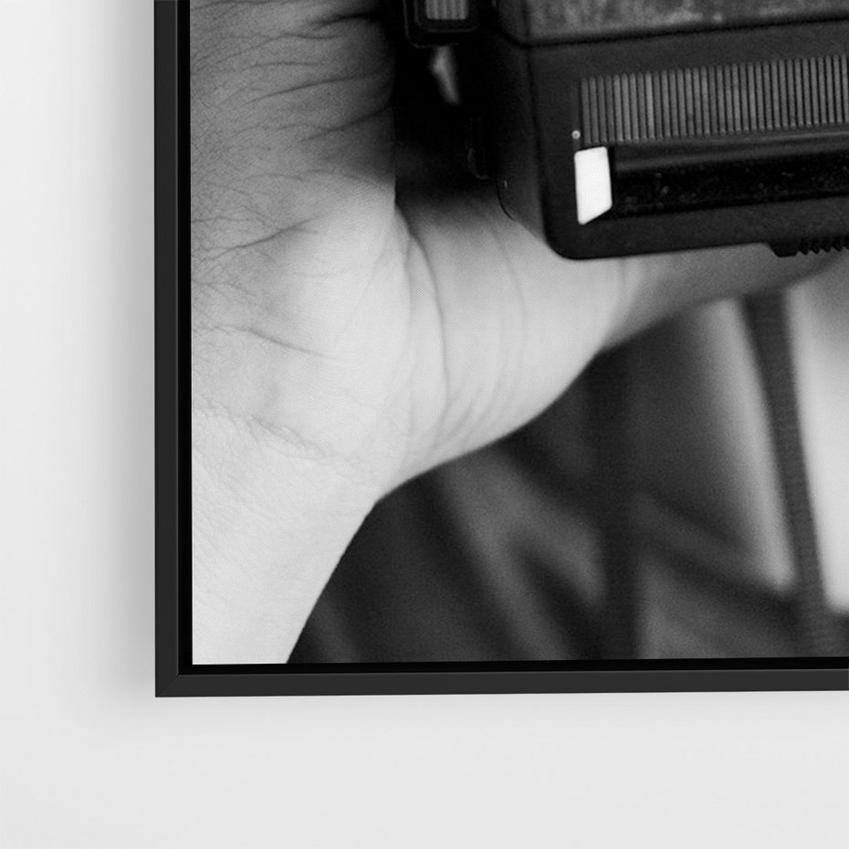 Obraz w ramie 70x100 - Mężczyzna za Aparatem - czarno białe zdjęcie, portret - rama czarna