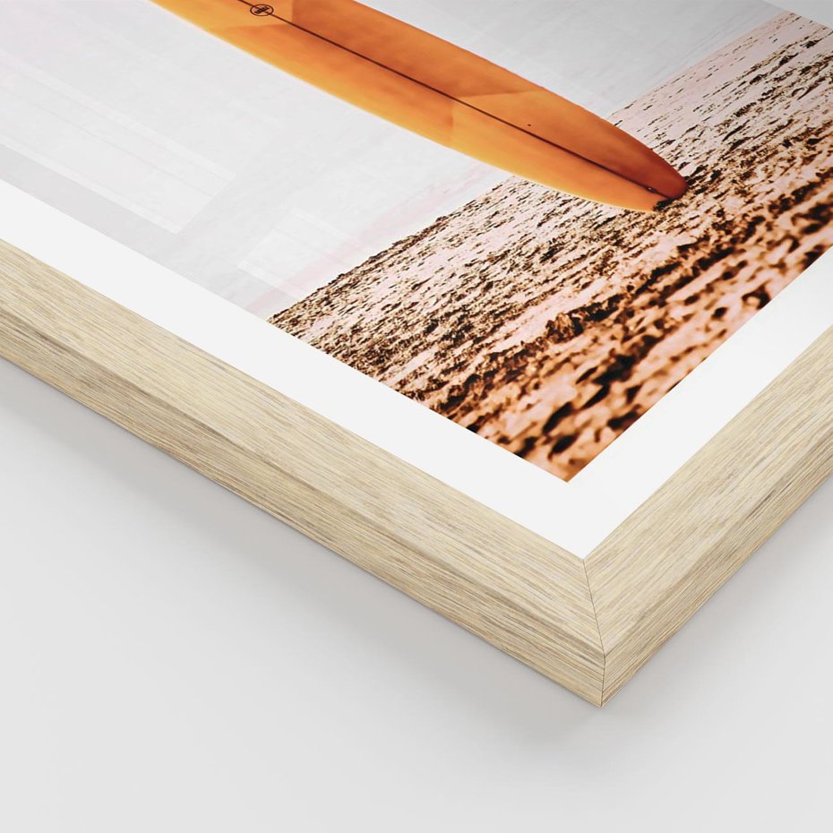 Plakat w ramie 40x50 - Deska w Piasku: Gotowa na Fale - plaża, pomarańczowa deska surfingowa wbita w piasek - rama drewno