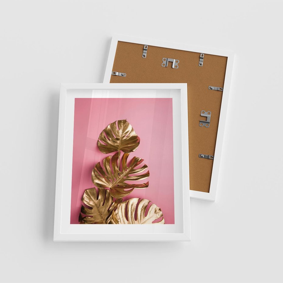 Plakat w ramie 40x50 - Złote Liście Monstery: Delikatność na Różowym Tle - złote liście monstery, różowe tło - rama biała