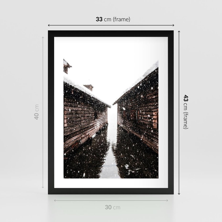 Plakat w ramie 30x40 - Spadający Śnieg - domek górski, w zimie - rama czarna