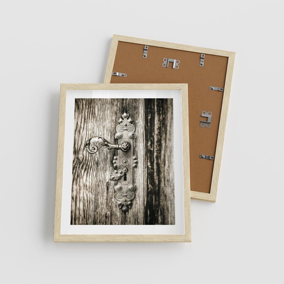 Plakat w ramie 40x50 - Stare Drzwi z Ozdobną Klamką - stare drzwi, klamka - rama drewno
