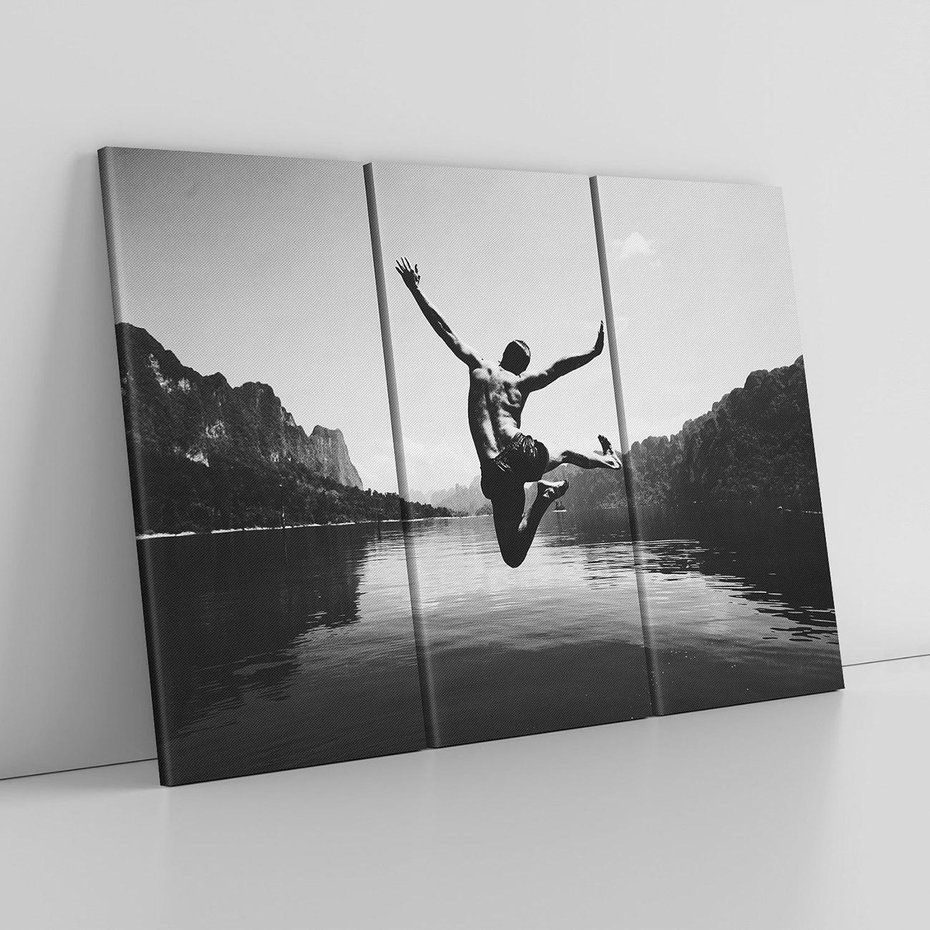 Obraz na płótnie 120x80 - Beztroska Chwila - czarno biała fotografia, mężczyzna wesoło wskakuje do keziora w górach