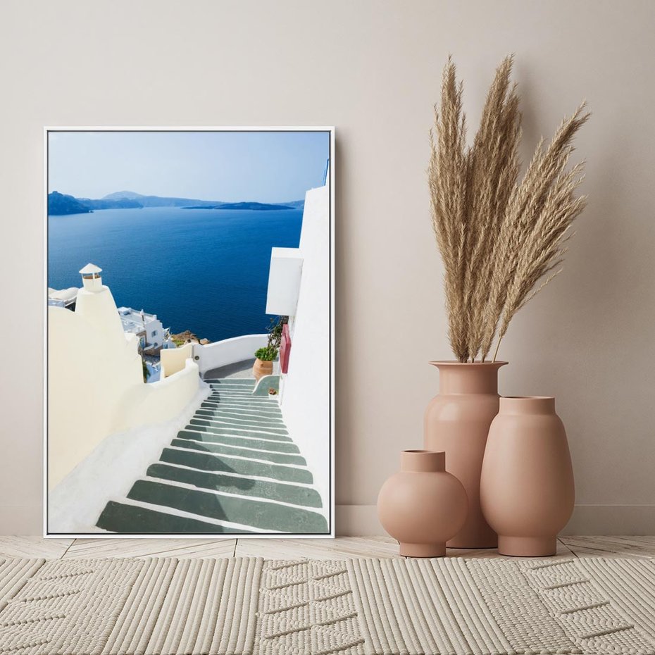 Obraz w ramie 70x100 - Malowniczy urok wyspy - Santorini, schodki - rama biała