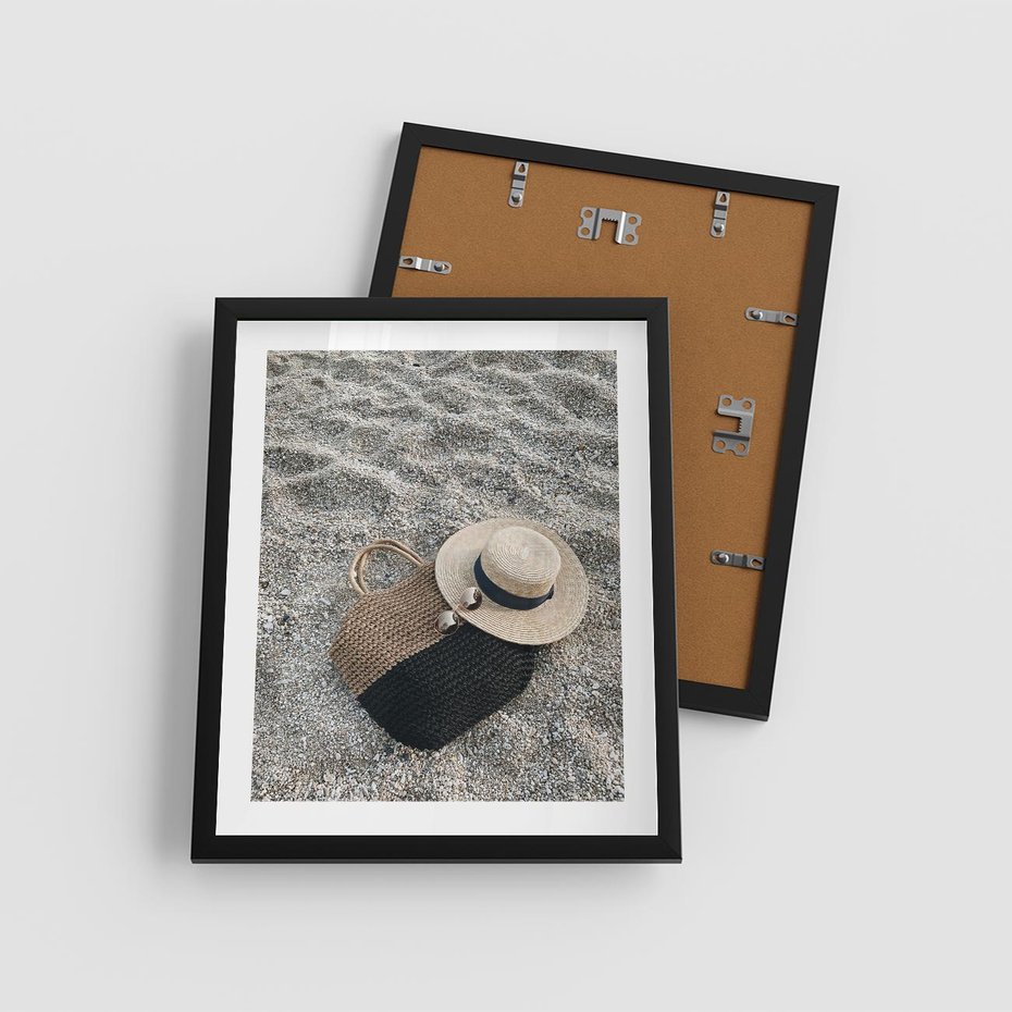 Plakat w ramie 40x50 - Plażowe Przygotowania - torba plażowa, kapelusz - rama czarna