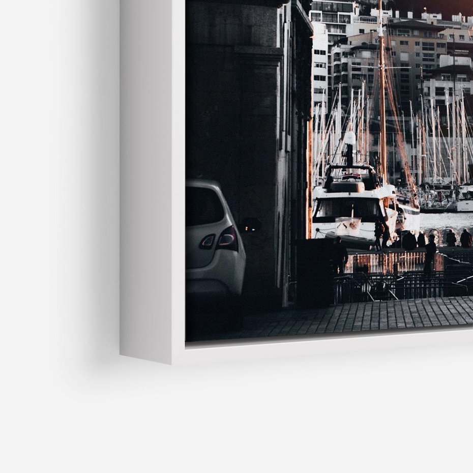 Obraz w ramie 80x80 - Światło Portowe - czarno białe zdjecie, uliczka w nadmorskim mieście - rama biała