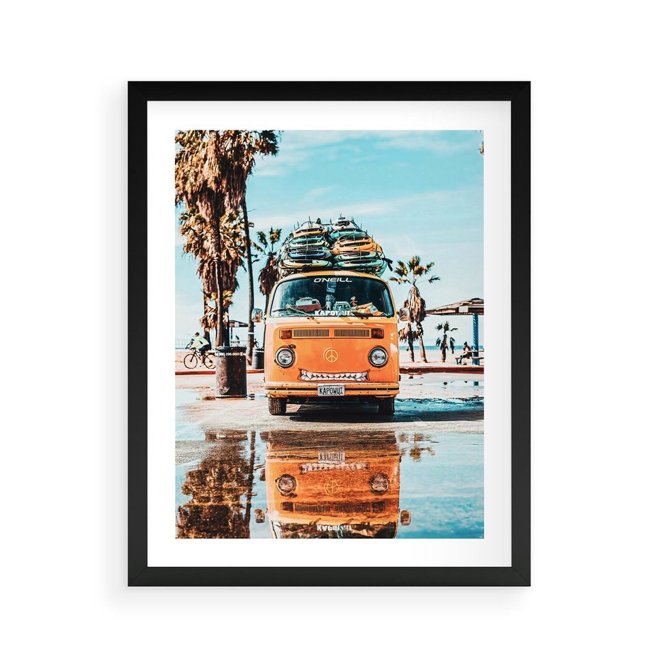 Plakat w ramie 40x50 - Wakacje na Kółkach - kamper, deski surfingowe na dachu - rama czarna