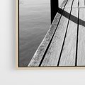 Obraz w ramie 70x100 - Spokojna Przystań - czarno biała fotografia, drewniany pomost na jeziorze - rama drewno