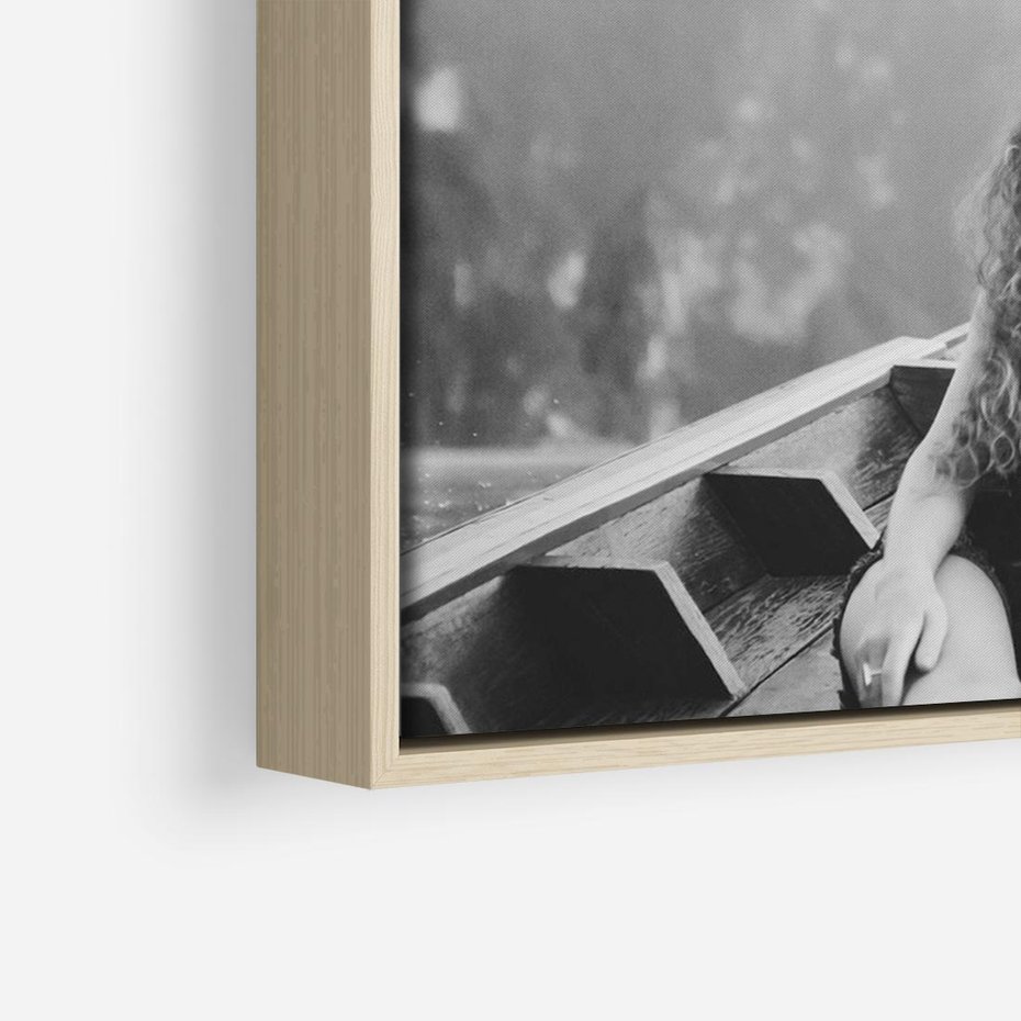 Obraz w ramie 70x50 - Księga mglistych marzeń - czarno biała fotografia, para zakochanych w łodzi - rama drewno