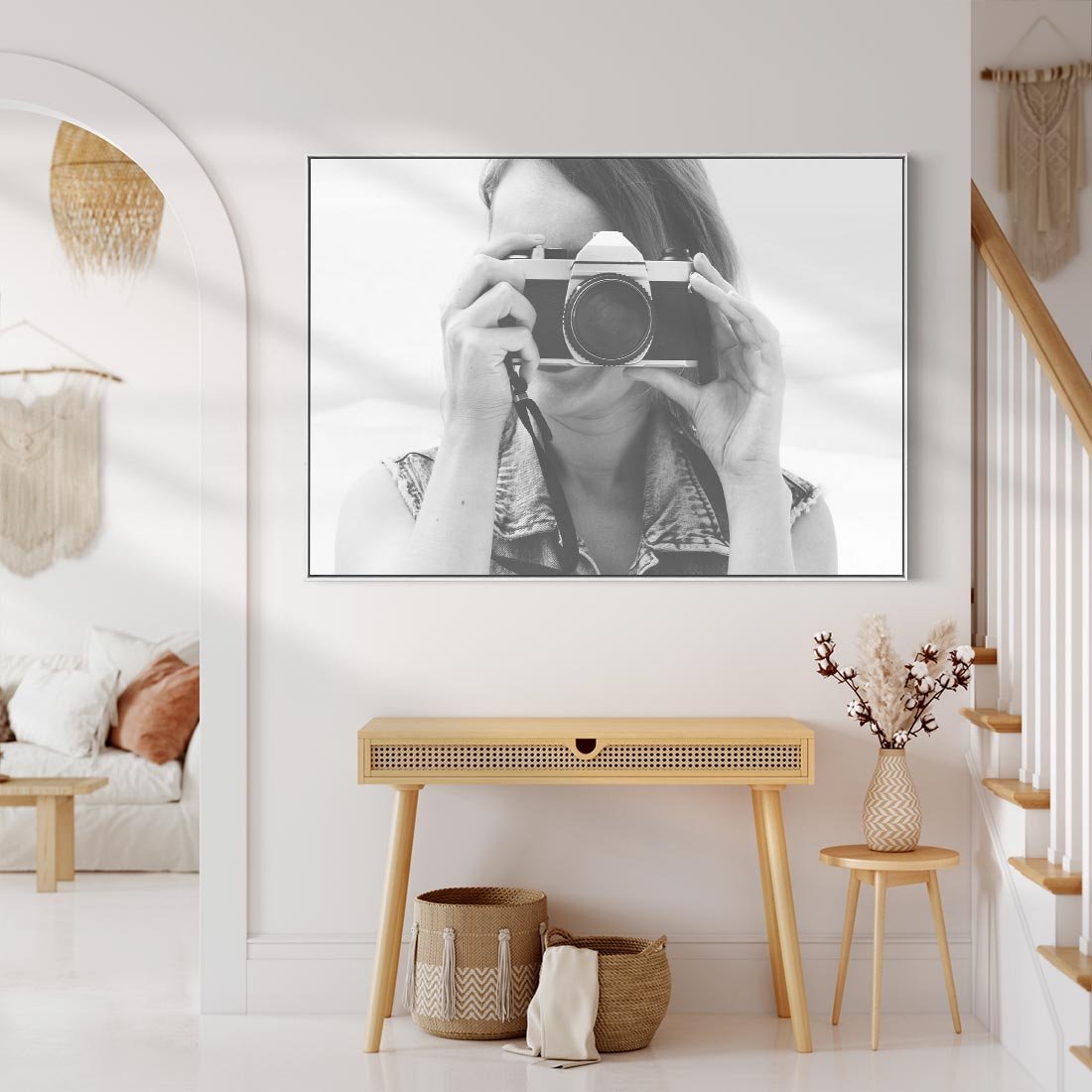 Obraz w ramie 70x50 - Zrób mi Zdjęcie - fotografia, kobieta z aparatem - rama biała