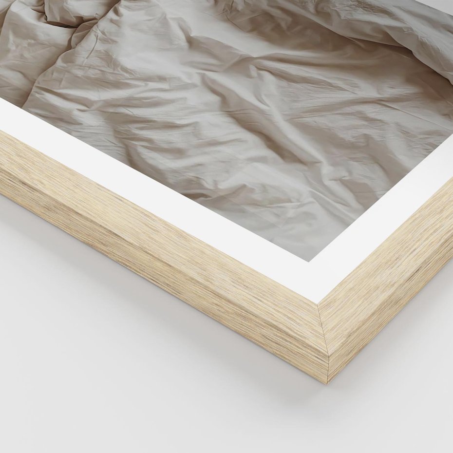 Plakat w ramie 30x40 - Spokojna Noc - biała pościel, zdjęcie do sypialni - rama drewno