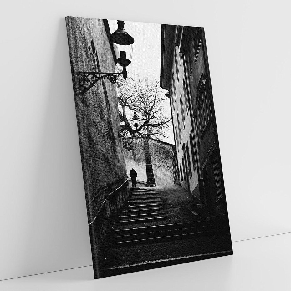 Obraz na płótnie 80x120 - Ukryta Uliczka - czarno białe zdjęcie, schody