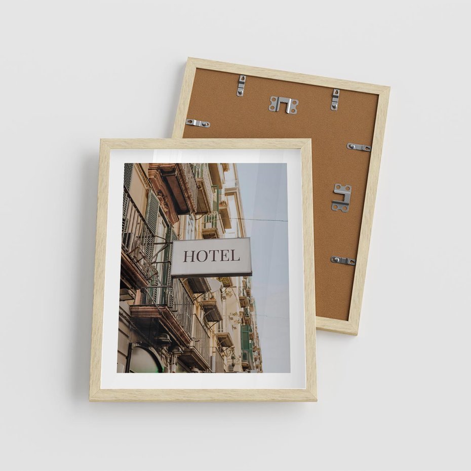 Plakat w ramie 40x50 - Magiczne Spacery - hotel, uliczka - rama drewno