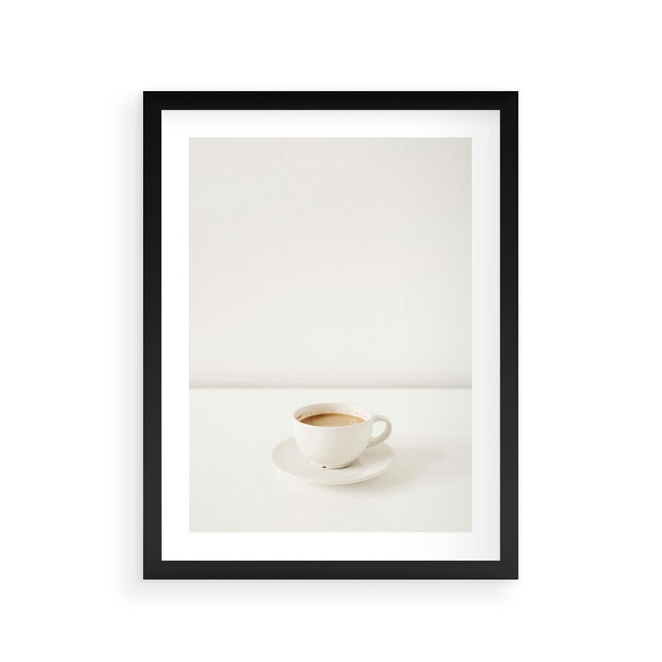 Plakat w ramie 30x40 - Kawa w Prostocie - kawa w filizance, białe tłó - rama czarna