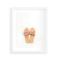 Plakat w ramie 40x50 - Minimalistyczna Moda: Klapki na Białym Tle - klapki, minimalizm - rama biała
