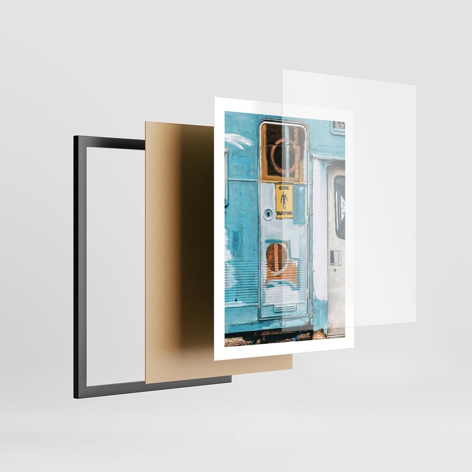 Plakat w ramie 50x70 - Nostalgiczna Podróż - stara przyczepa kempingowa, niebieskie kolory - rama czarna