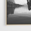 Obraz w ramie 50x50 - Beztroska Chwila - czarno biała fotografia, mężczyzna wesoło wskakuje do keziora w górach - rama drewno