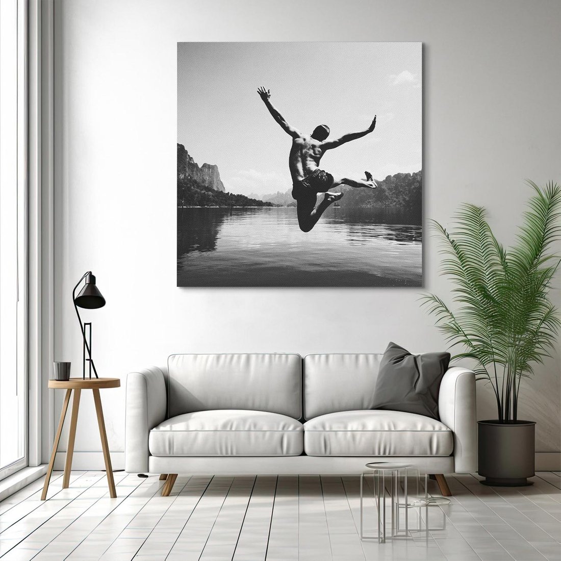 Obraz na płótnie 50x50 - Beztroska Chwila - czarno biała fotografia, mężczyzna wesoło wskakuje do keziora w górach