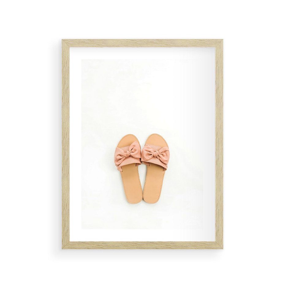 Plakat w ramie 30x40 - Minimalistyczna Moda: Klapki na Białym Tle - klapki, minimalizm - rama drewno