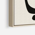 Obraz w ramie 80x120 - Intrygujące Zaskoczenia - beżowa abstrakcyjna kompozycja, czarny akcent - rama drewno