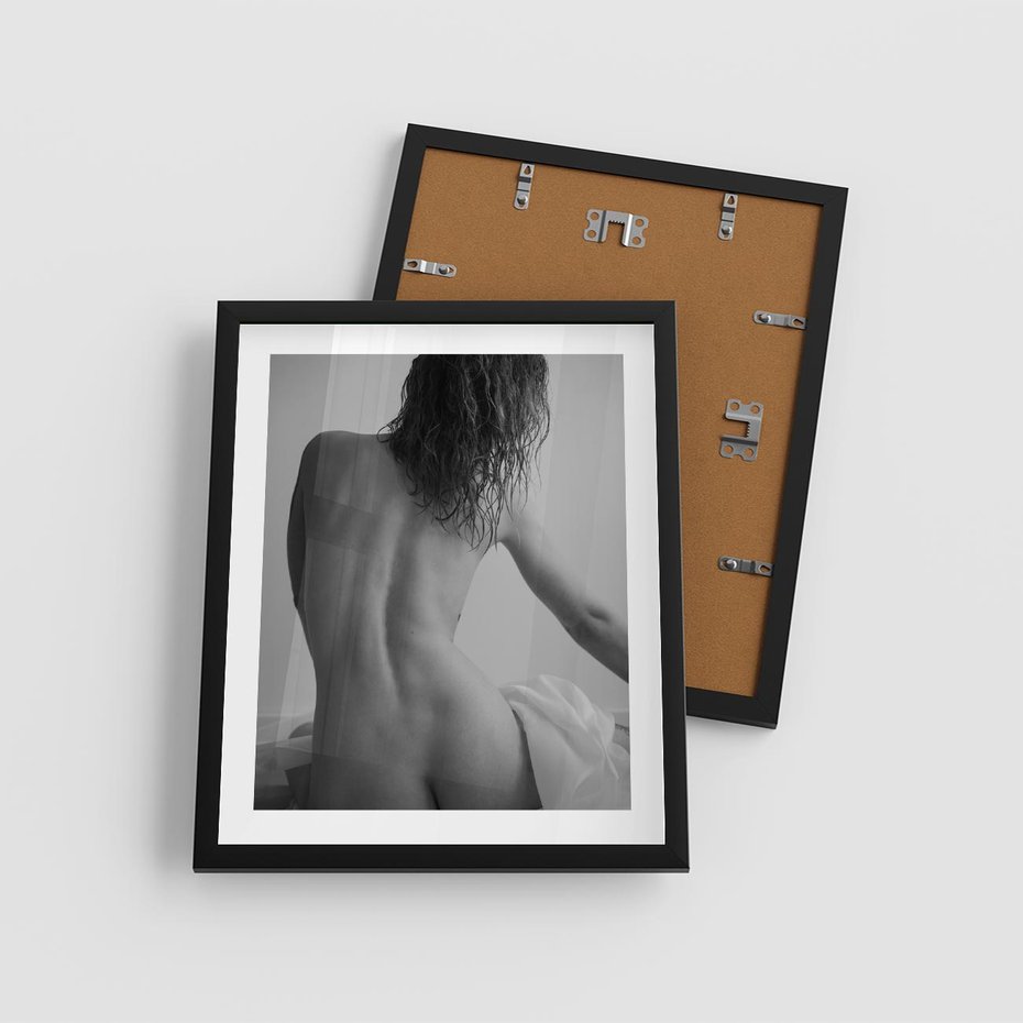 Plakat w ramie 40x50 - Piękno o Poranku - czarno biała fotografia, akt kobiecy - rama czarna