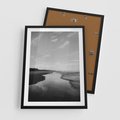 Plakat w ramie 50x70 - Nadmorska Melodia - czarno białe zdjęcie, plaża - rama czarna