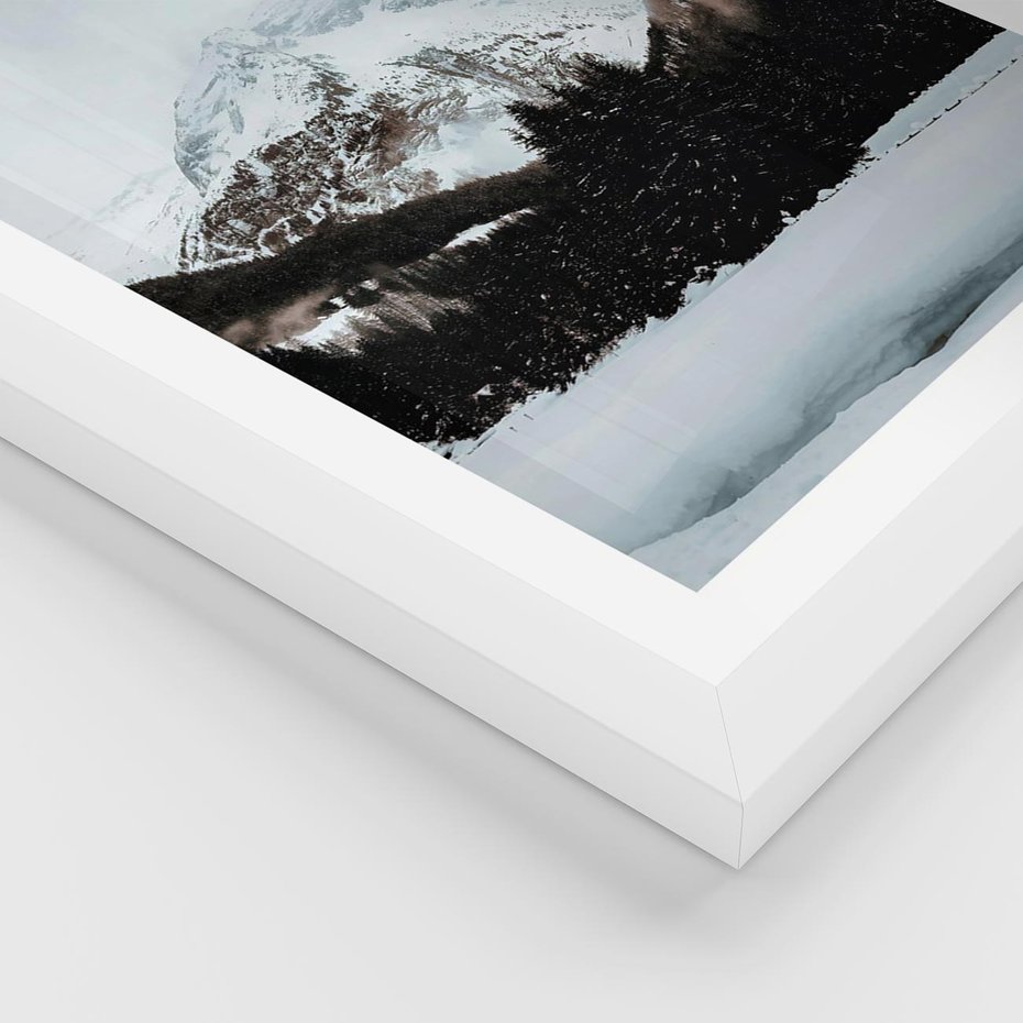 Plakat w ramie 30x40 - W Cieniu Śnieżnych Szczytów - górski krajobraz, zima - rama biała