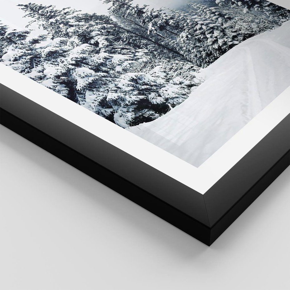 Plakat w ramie 30x40 - Zimowy Las Pod Kołdrą - las, zima - rama czarna