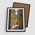 Plakat w ramie 50x70 - Włoska uliczka w perspektywie - Włochy, uliczka - rama czarna