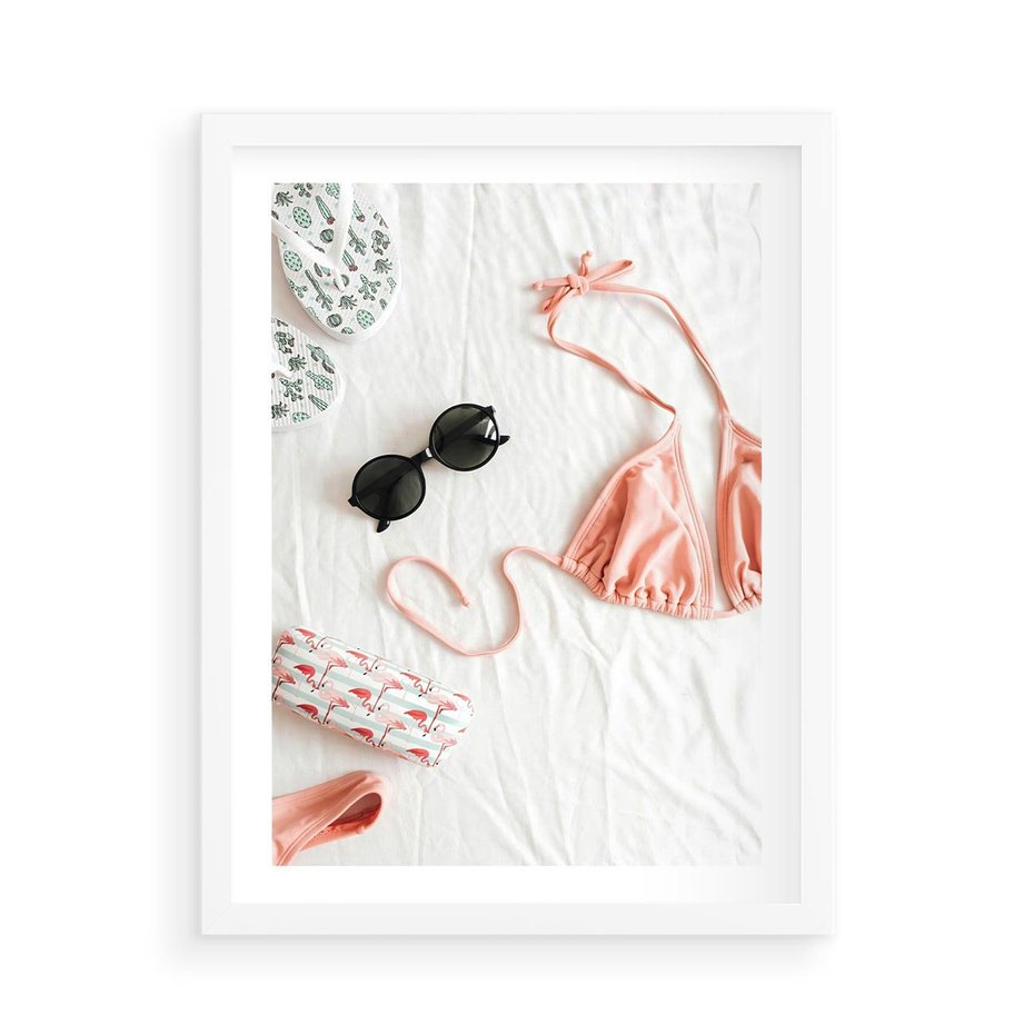 Plakat w ramie 50x70 - Letnia Elegancja na Plaży - kompozycja, elementy stroju na plażę - rama biała