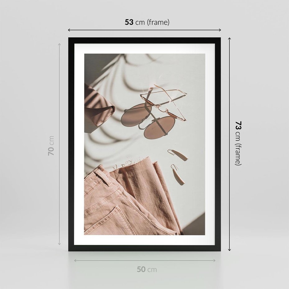 Plakat w ramie 50x70 - Urok Pudrowego Różu - zdjęcie, moda - rama czarna