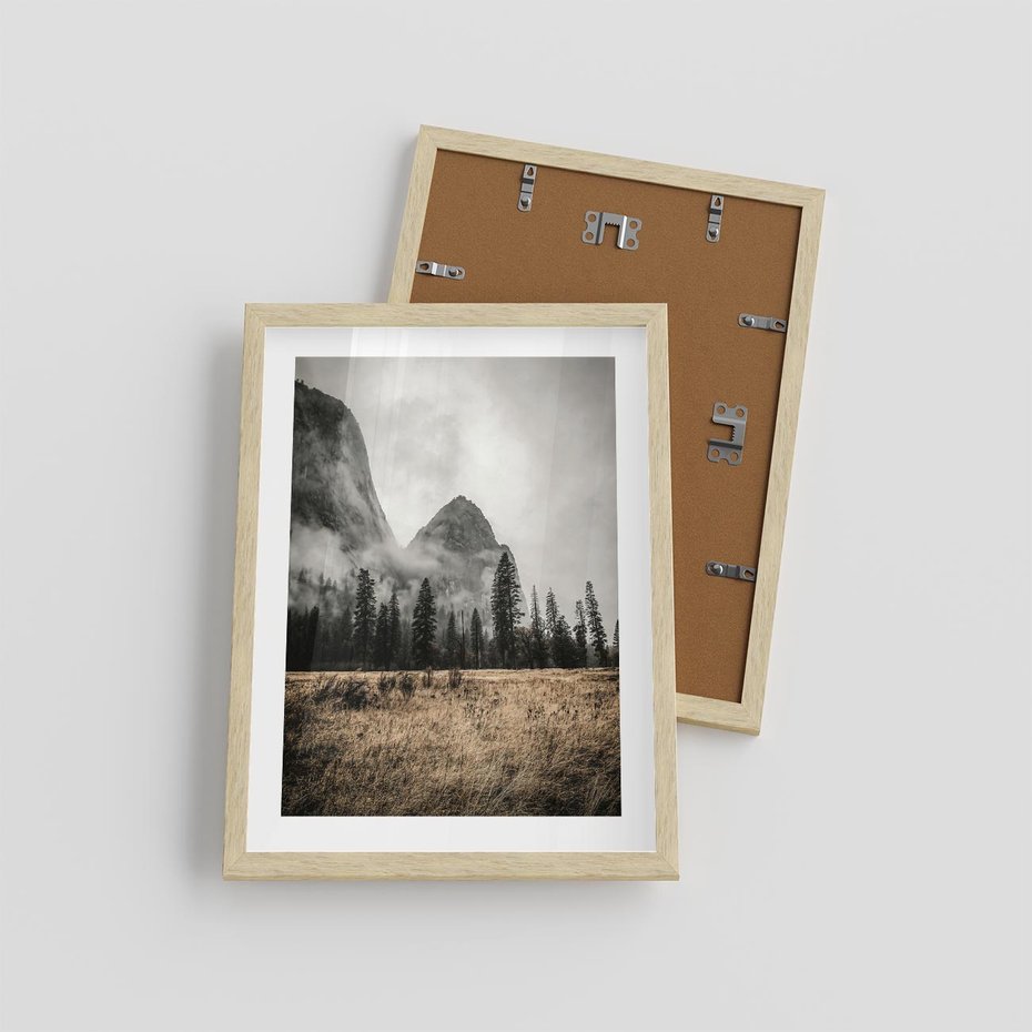 Plakat w ramie 30x40 - Mglisty Pejzaż Górski: Urok Niewidzialnośc - góry, krajobraz - rama drewno