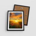 Plakat w ramie 40x50 - Magia zachodu słońca na łące z makami - łąka, zachód słońca - rama czarna