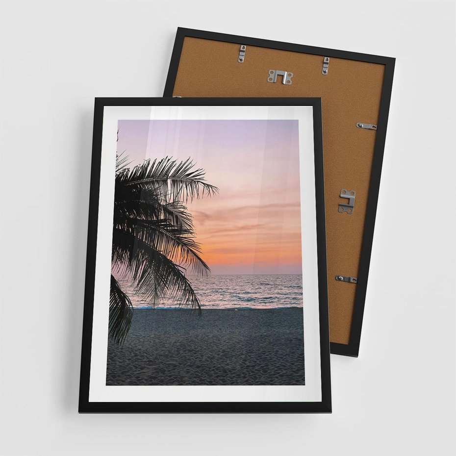Plakat w ramie 50x70 - Tropikalny Zachód Słońca: Piękno Palmy - palma, nad morzem - rama czarna