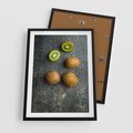 Plakat w ramie 50x70 - : Zdrowe kąski - kiwi, owoce - rama czarna