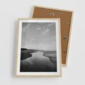 Plakat w ramie 50x70 - Nadmorska Melodia - czarno białe zdjęcie, plaża - rama drewno