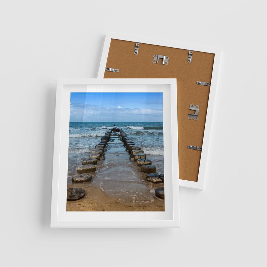 Plakat w ramie 40x50 - Falochron na brzegu morza - falochron, morze - rama biała
