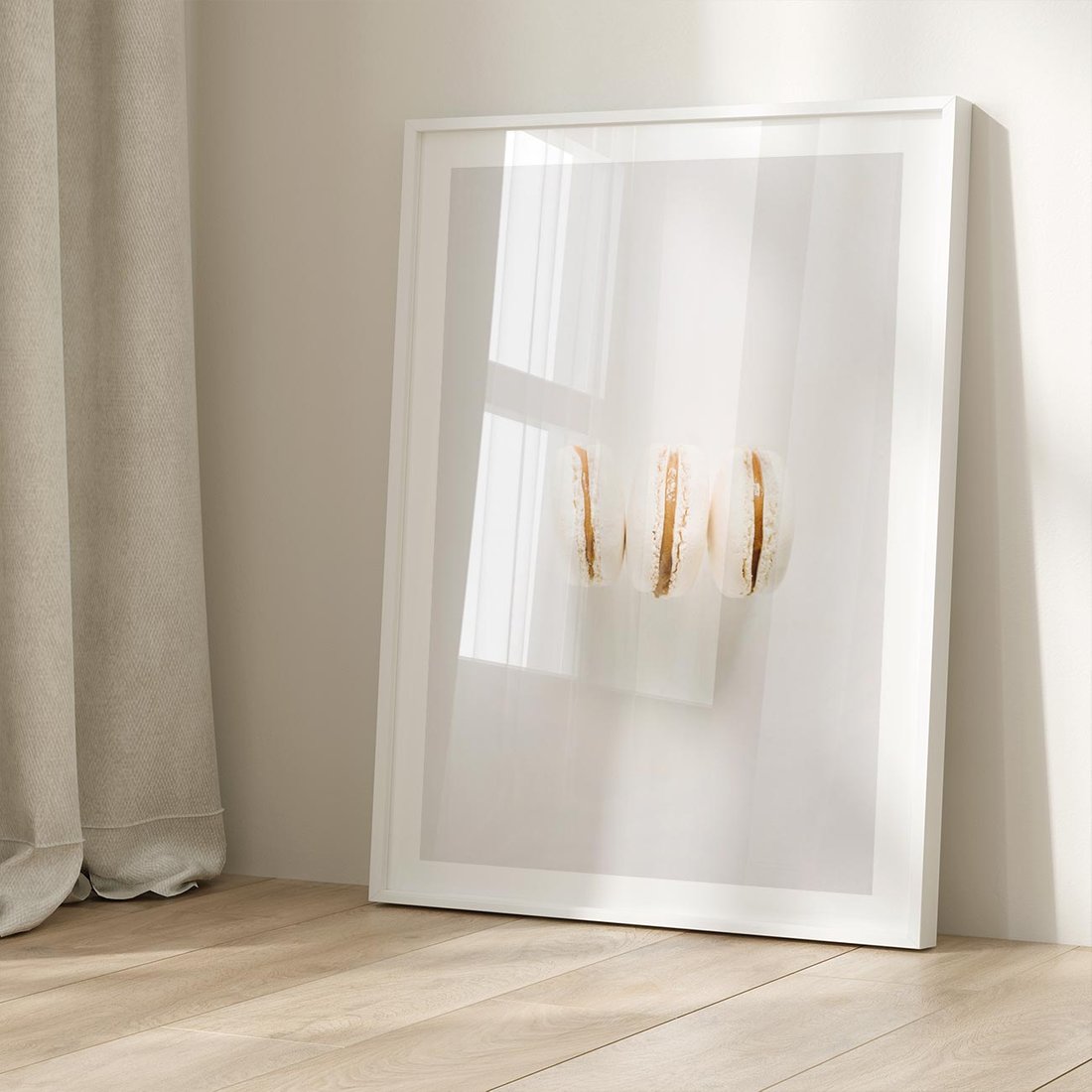 Plakat w ramie 50x70 - Delikatność w Bieli - białe ciateczka. makaroniki, minimalistyczne zdjęcie - rama biała