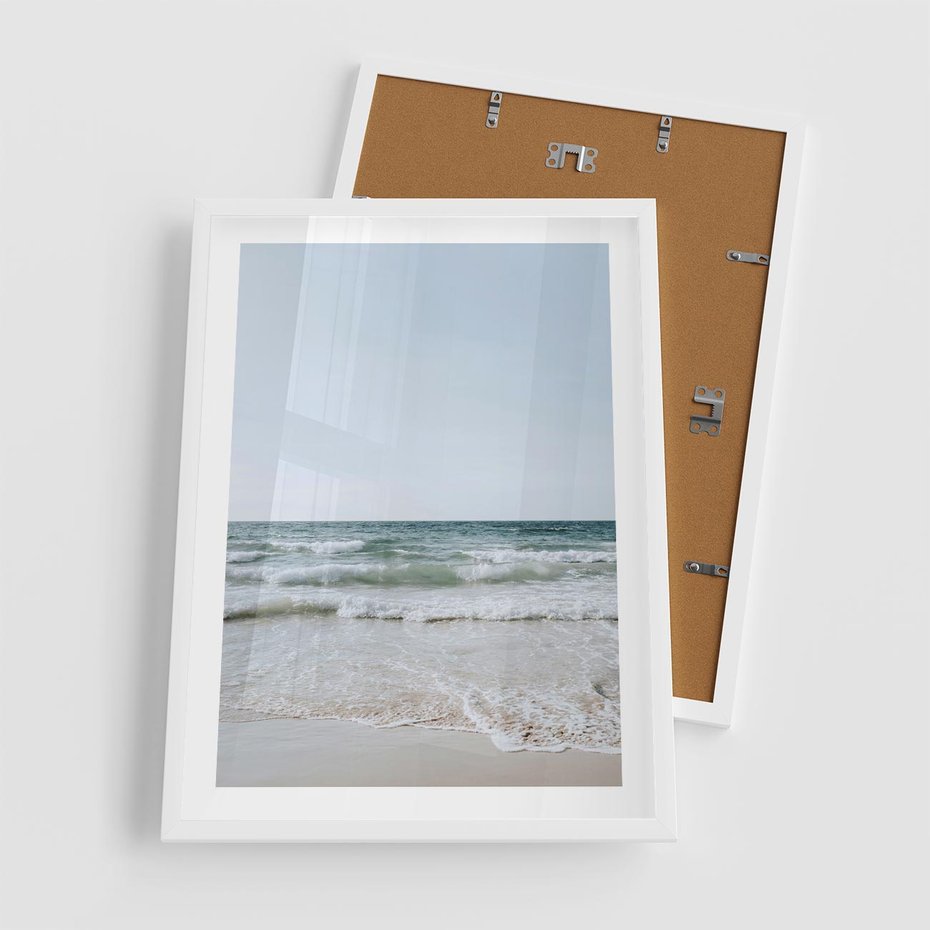 Plakat w ramie 50x70 - Spokój nad Brzegiem - plaża, morze - rama biała
