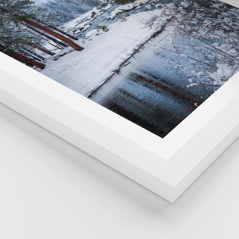 Plakat w ramie 30x40 - Śnieżne cuda - zima, las - rama biała