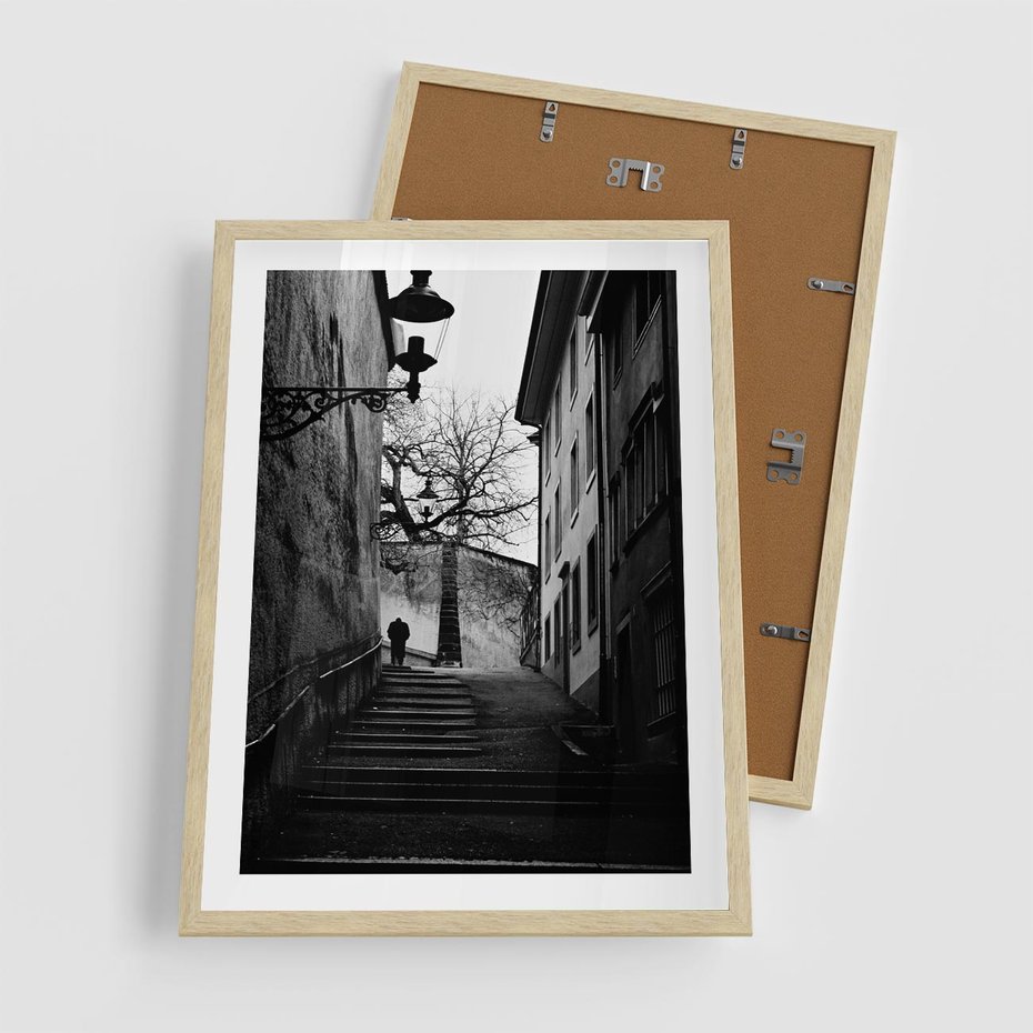 Plakat w ramie 50x70 - Ukryta Uliczka - czarno białe zdjęcie, schody - rama drewno
