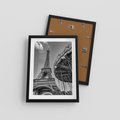 Plakat w ramie 30x40 - Zabawa w Paryżu - czarno białe zdjecie, wieża eiffla - rama czarna