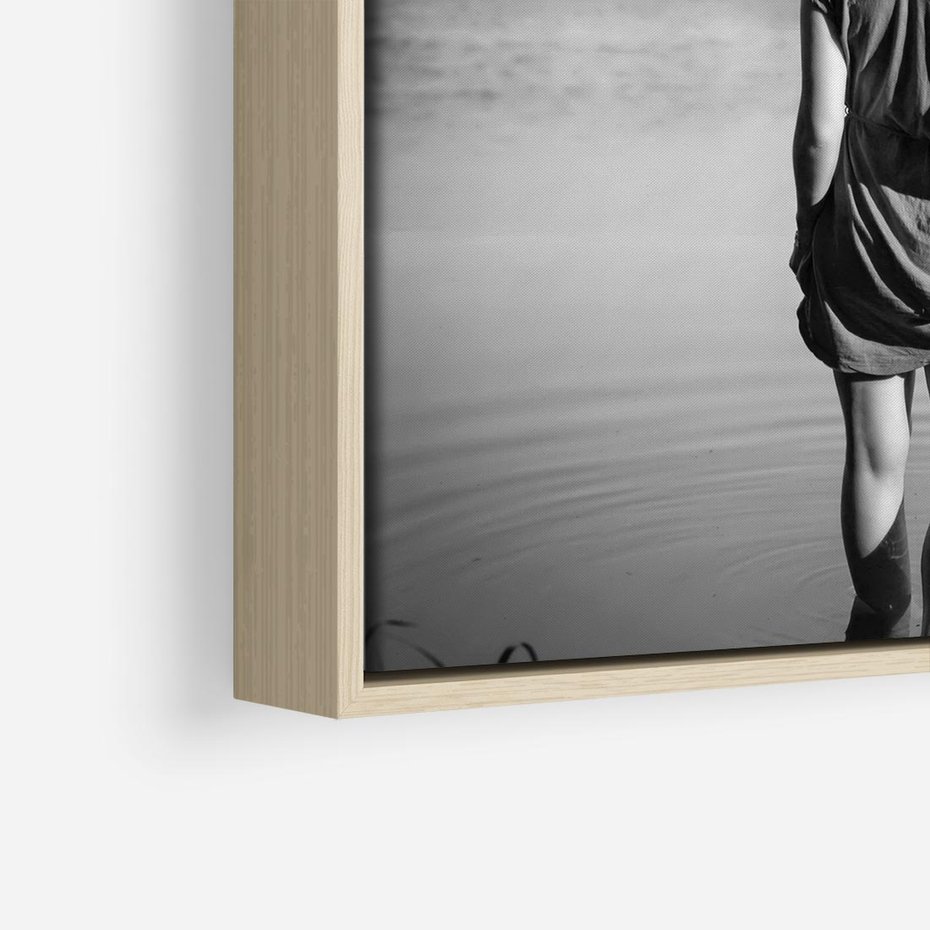 Obraz w ramie 50x50 - Kapiel w Mieście - czarno białe zdjęcie, kobieta wchodzi do wody - rama drewno