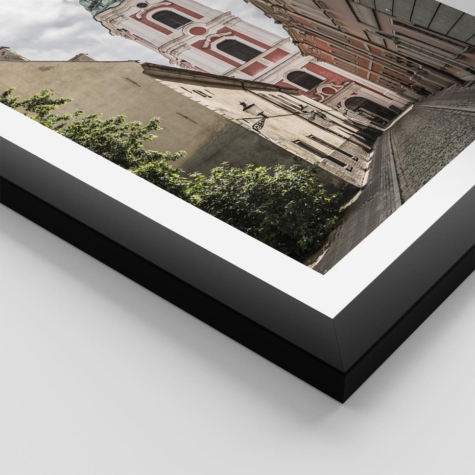 Plakat w ramie 50x70 - Magia perspektywy uliczki - uliczka, perspektywa - rama czarna