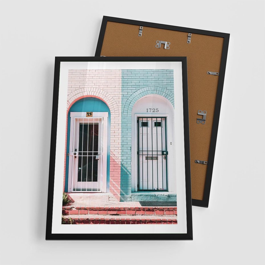 Plakat w ramie 50x70 - Urok Starych Drzwi - stare retro drzwi kamienicy, pastelowe kolory - rama czarna