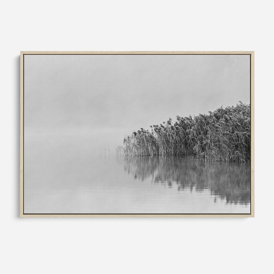 Obraz w ramie 70x50 - Mglisty Brzeg Jeziora - czarno białe zdjęcie, zamglone jezioro - rama drewno