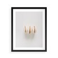 Plakat w ramie 40x50 - Delikatność w Bieli - białe ciateczka. makaroniki, minimalistyczne zdjęcie - rama czarna