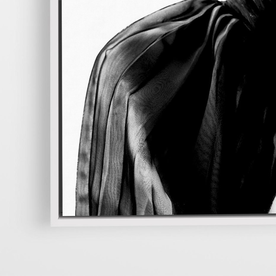 Obraz w ramie 100x70 - Czarna Elegancja - fotografia czarno biała, zbliżenie portret kobiety w czerni - rama biała