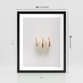 Plakat w ramie 40x50 - Delikatność w Bieli - białe ciateczka. makaroniki, minimalistyczne zdjęcie - rama czarna